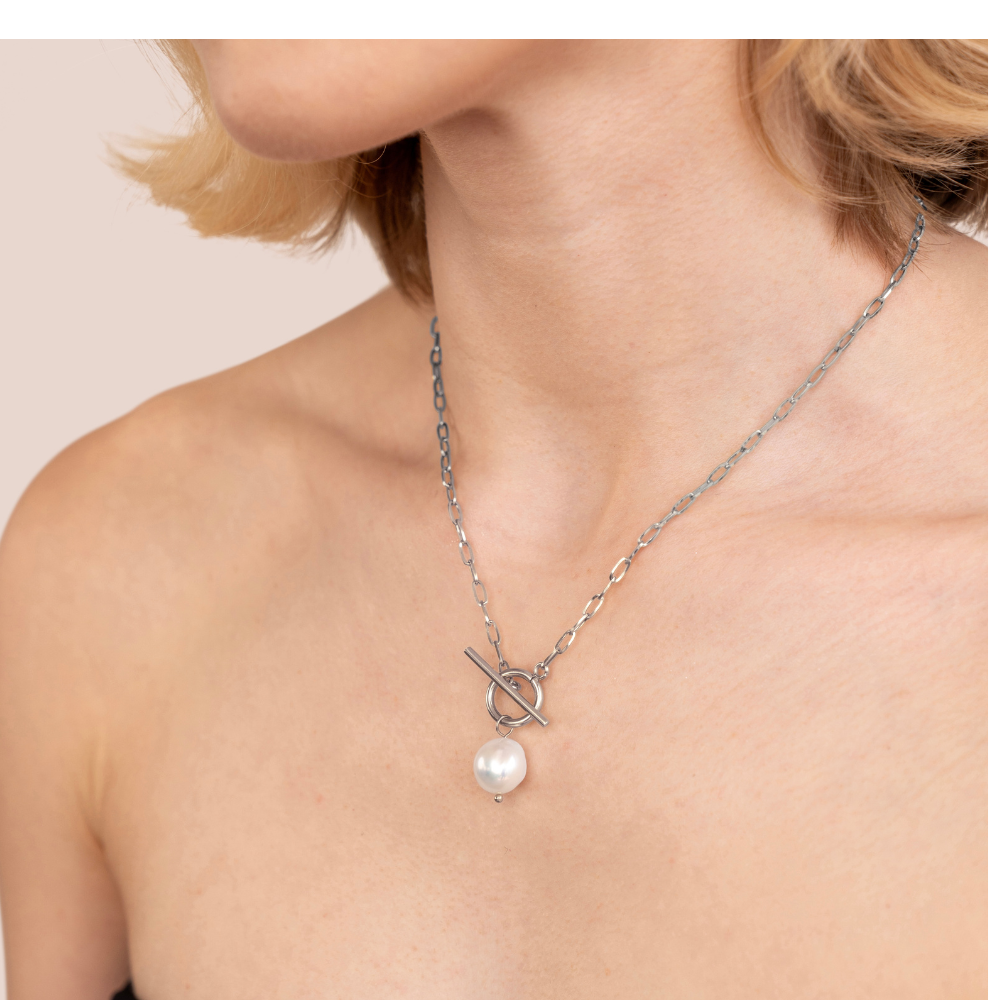 Evelina – Gold Necklace Featuring a Pearl Pendant