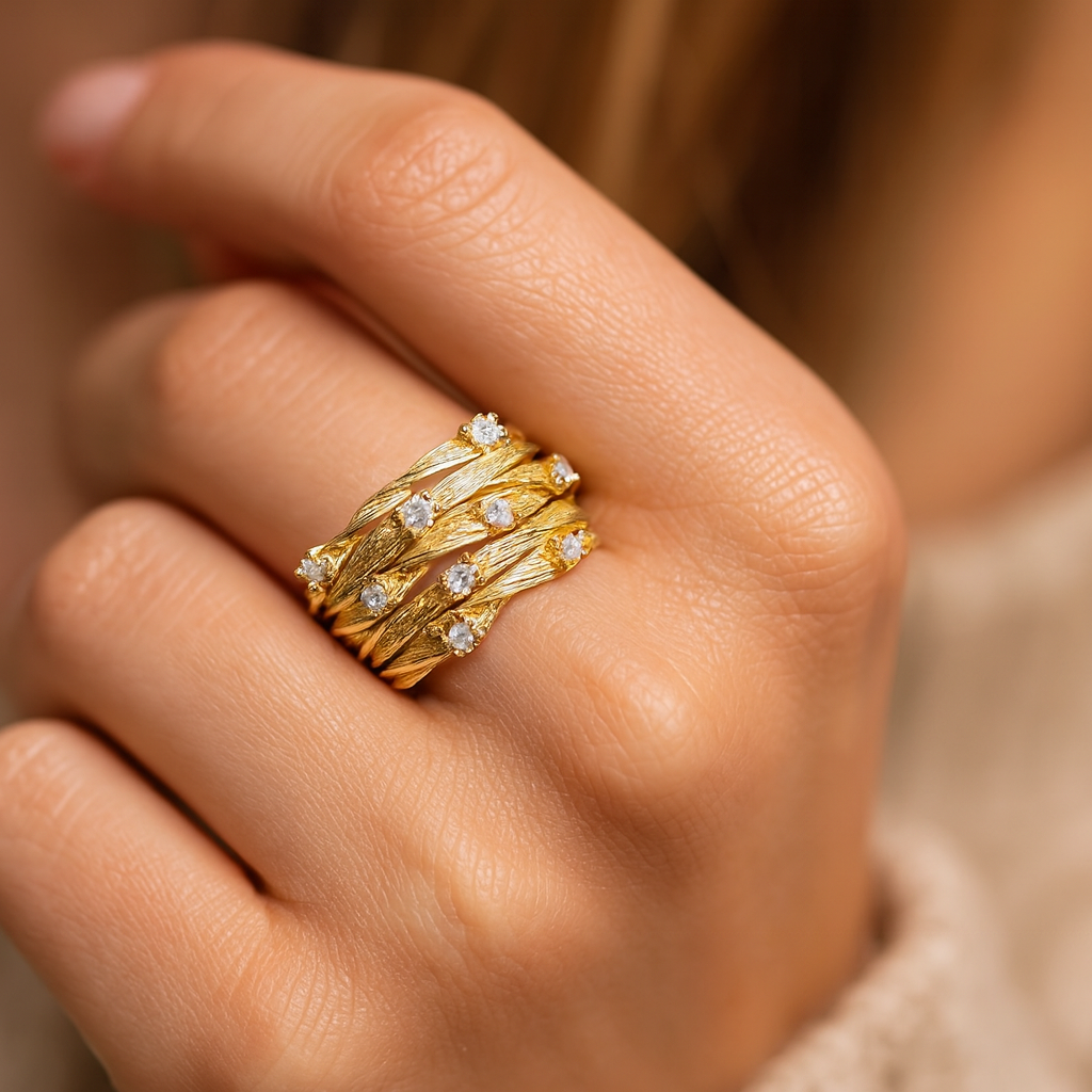 Johanna – Classic Gold Ring Adorned with Zirconia