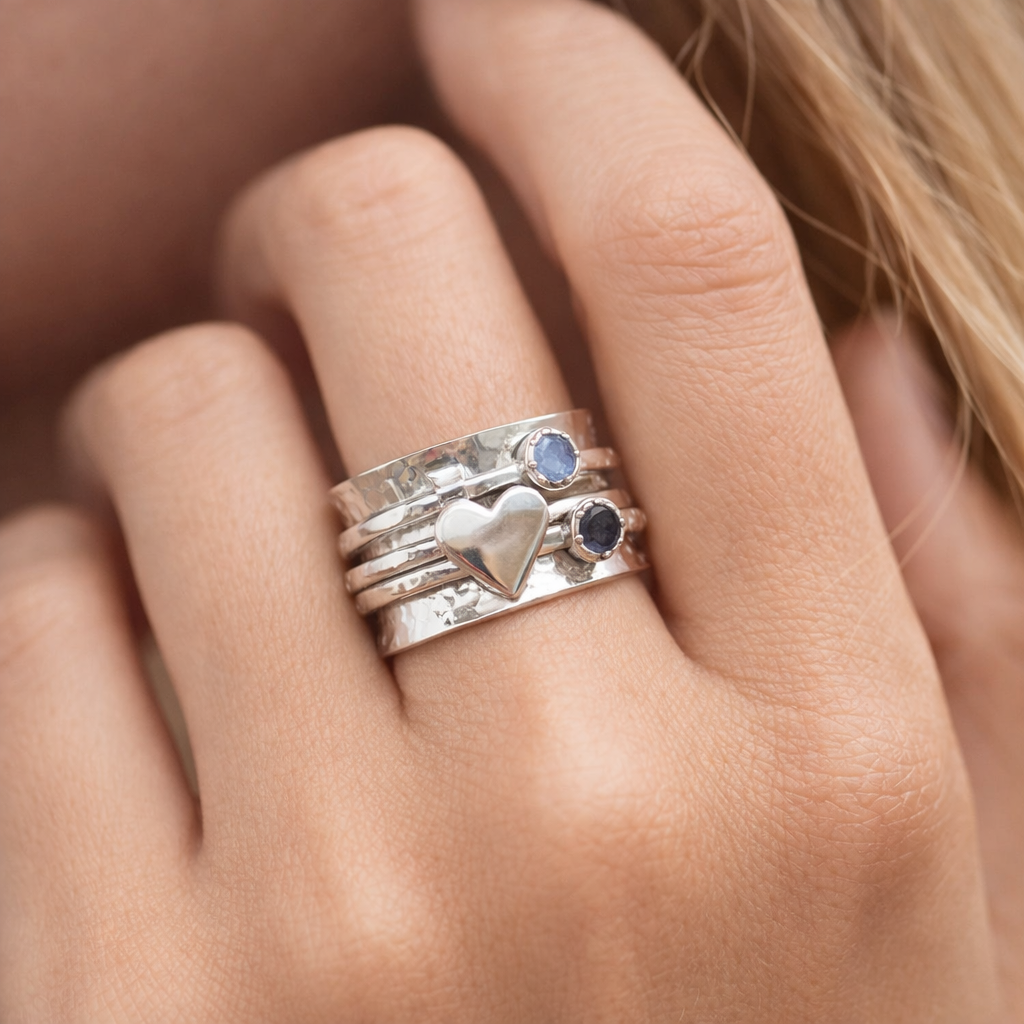 Charming Silver Ring Featuring a Spinning Heart Design