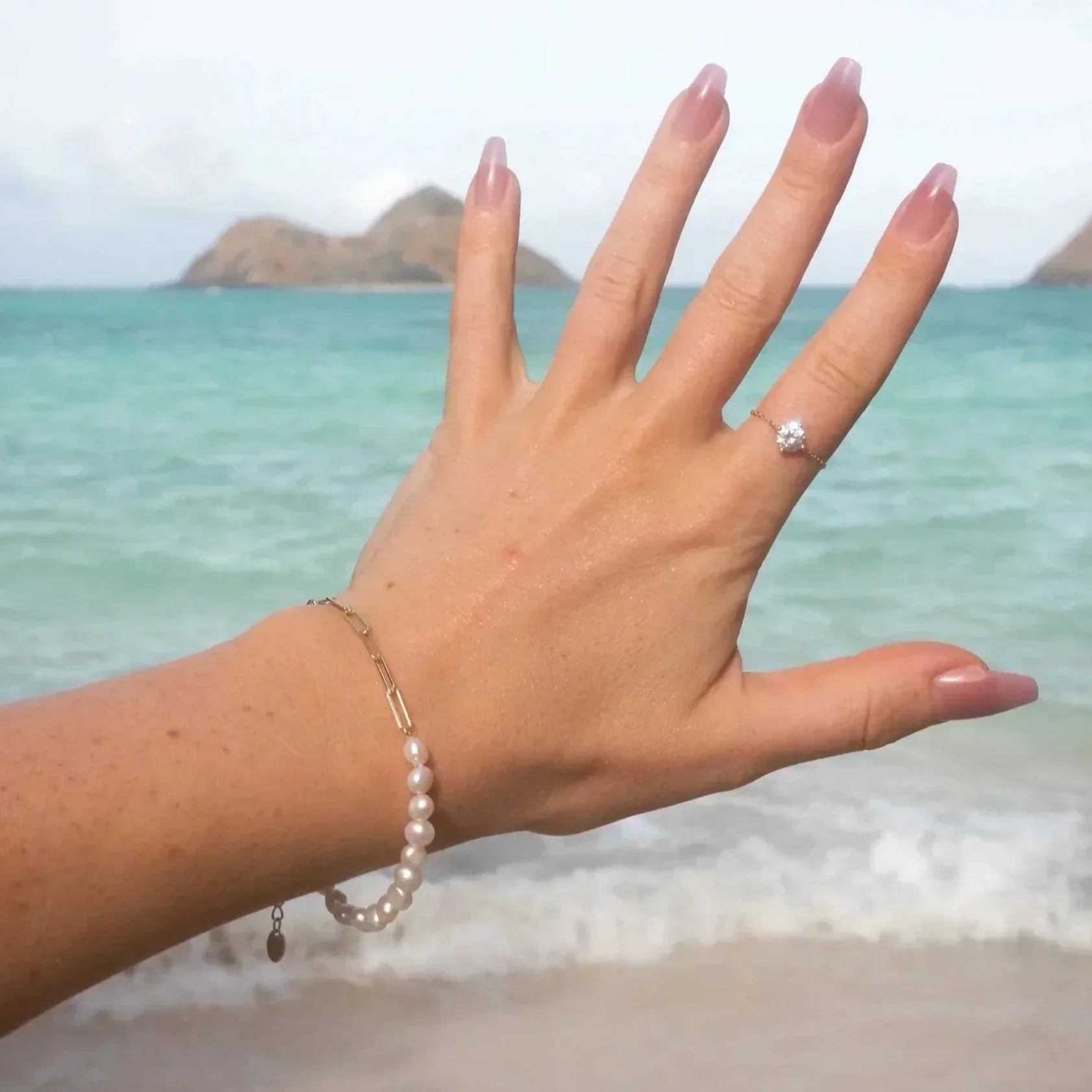 Livia – Elegant Gold Necklace with a Mesh Design