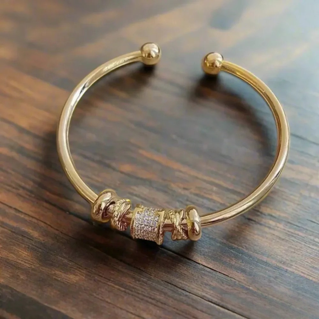Nina – Adjustable Bracelet Featuring a Gold Charm