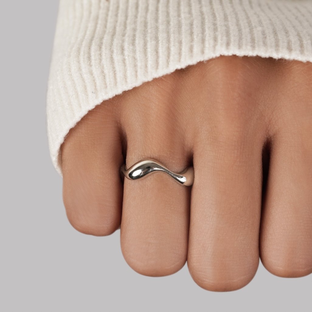 Tabea – Elegant Silver Ring with Graceful Curves
