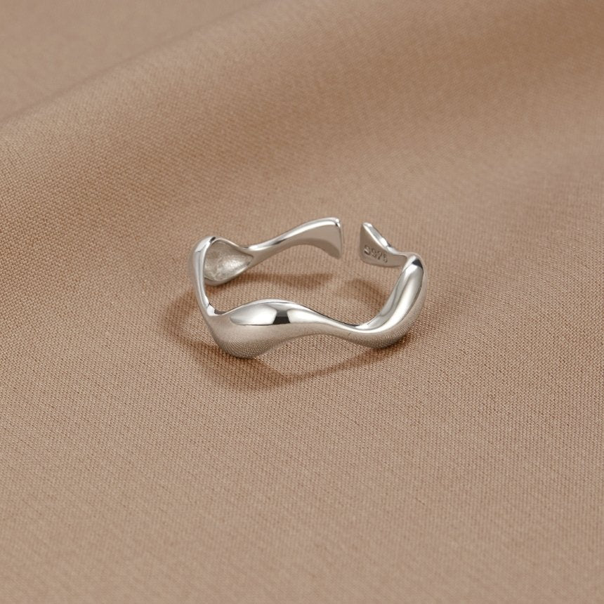 Tabea – Elegant Silver Ring with Graceful Curves