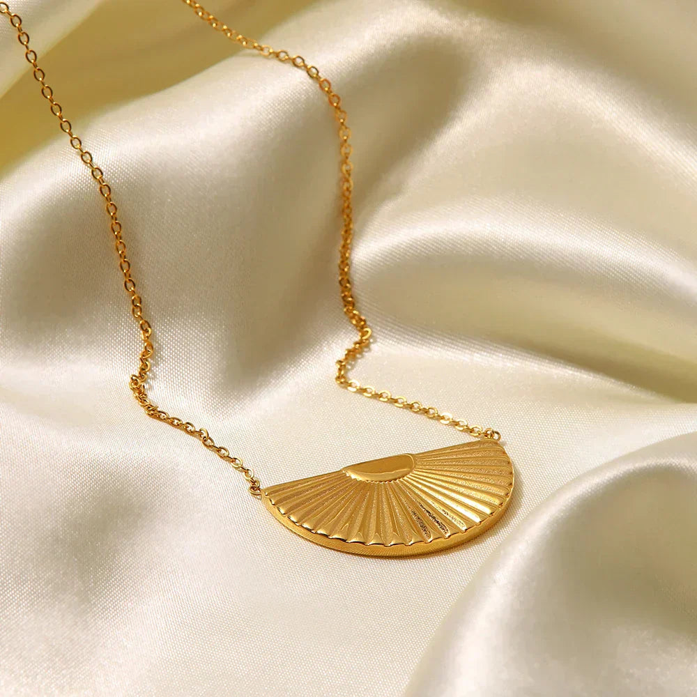 Eleonora – Wide Pendant Gold Necklace