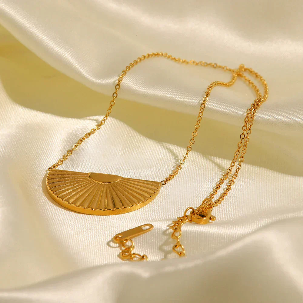 Eleonora – Wide Pendant Gold Necklace