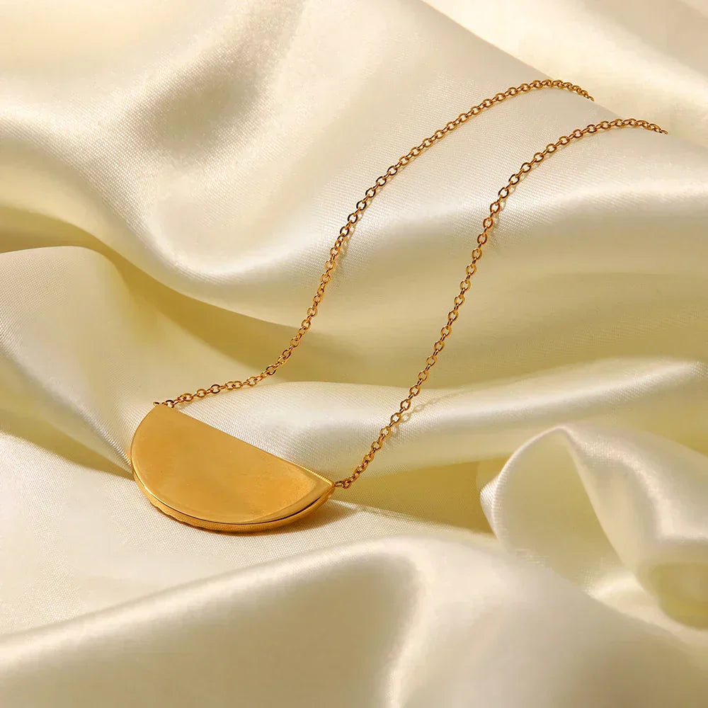 Eleonora – Wide Pendant Gold Necklace