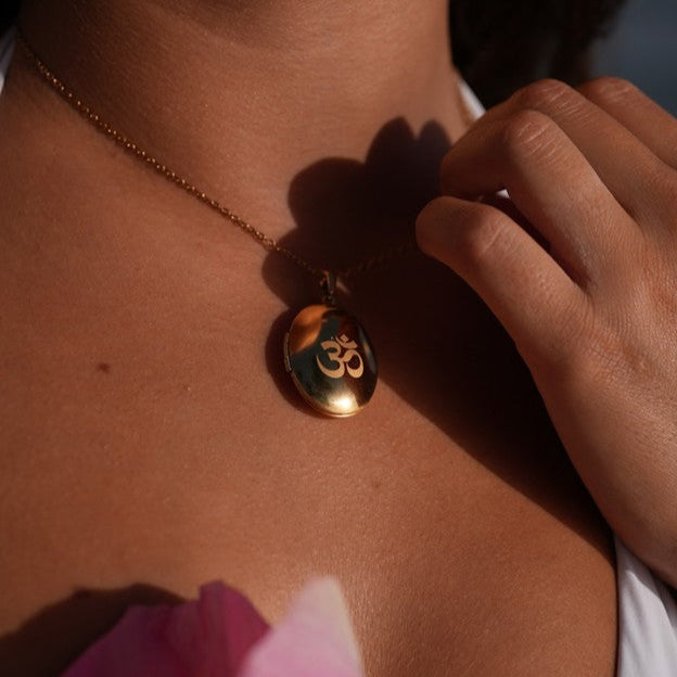 Alena – Elegant Gold Necklace with Floral Detail
