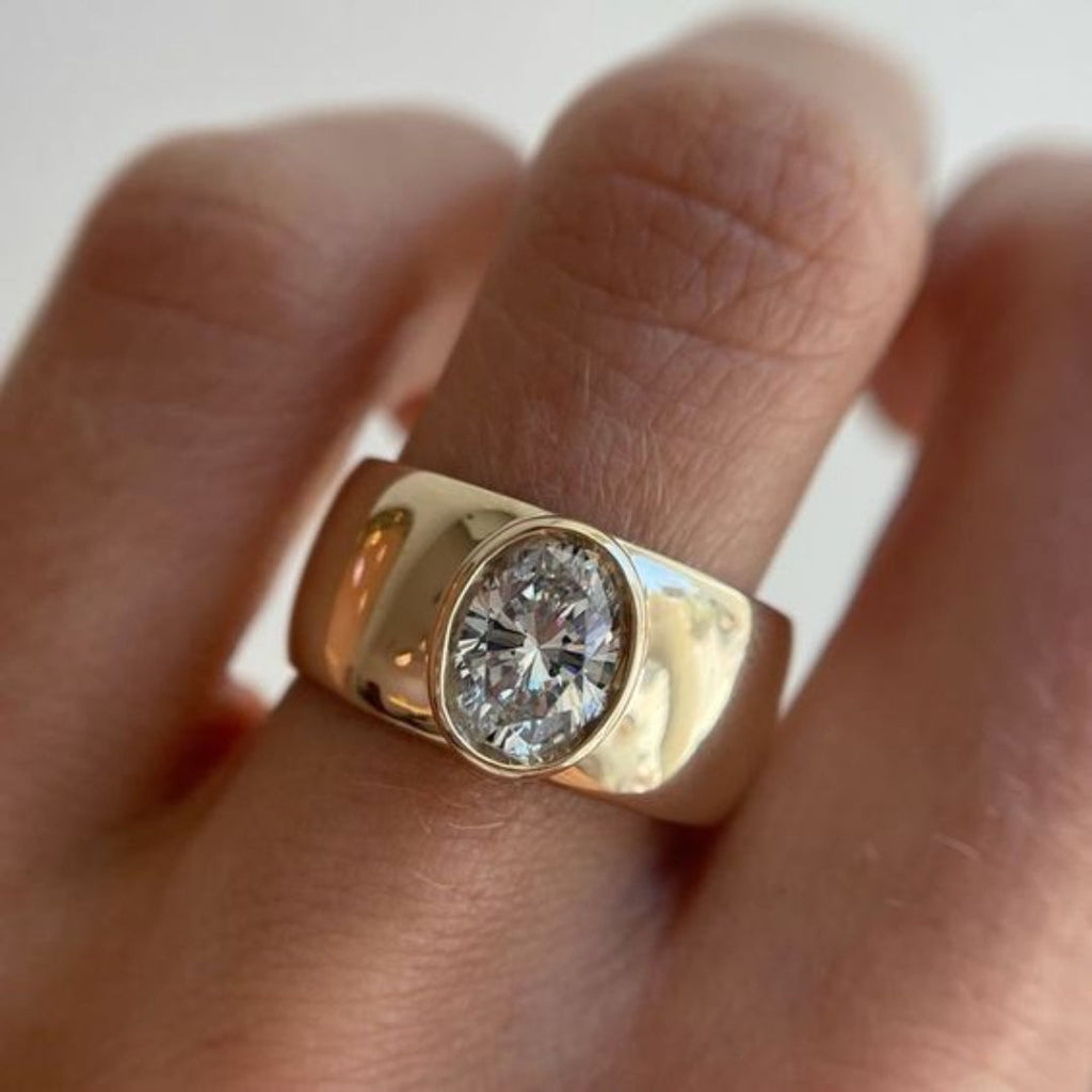 Antique Gold Ring Featuring Embedded Zircon