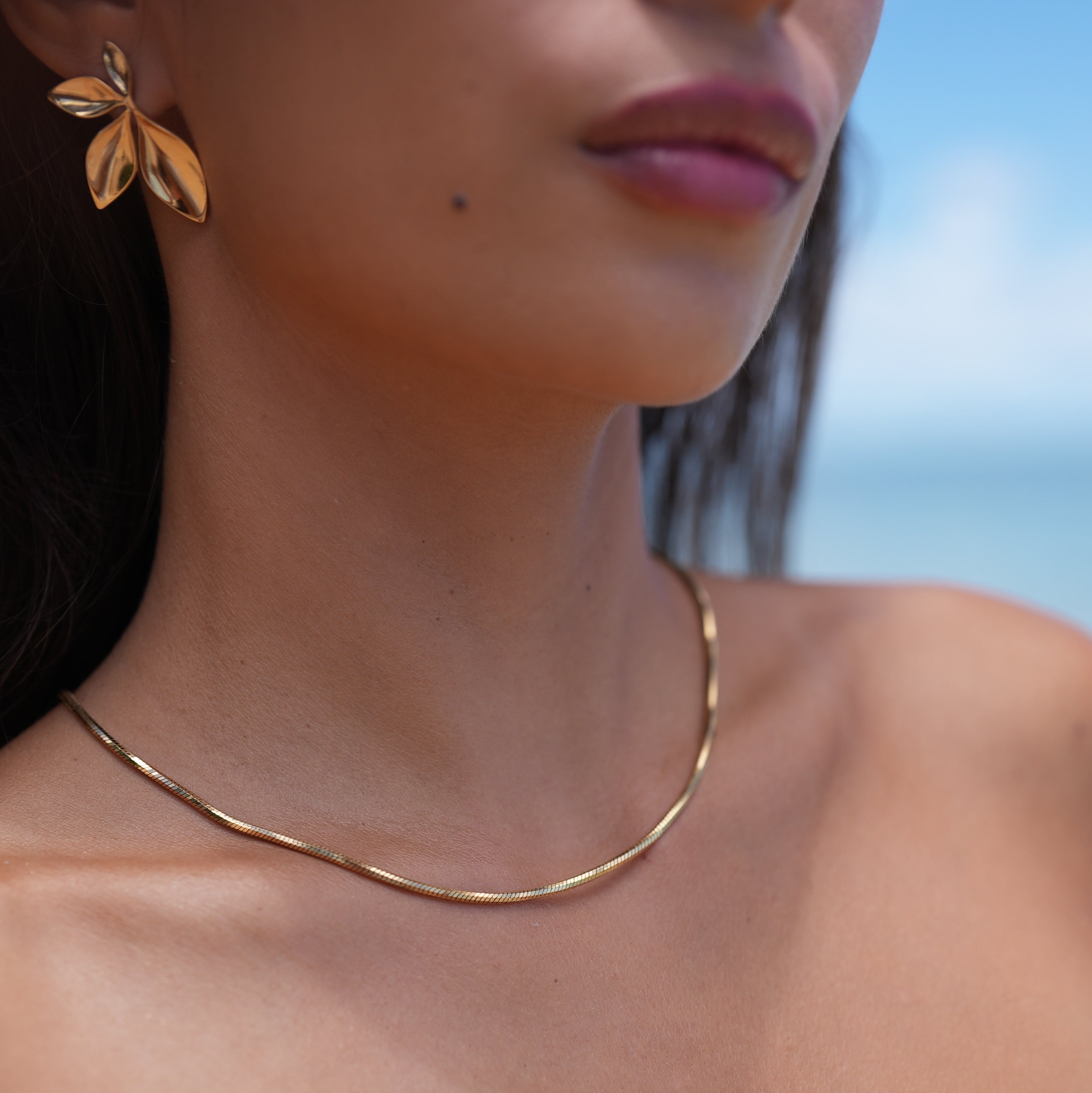 Tereza – Elegant Gold Necklace with Round Accent