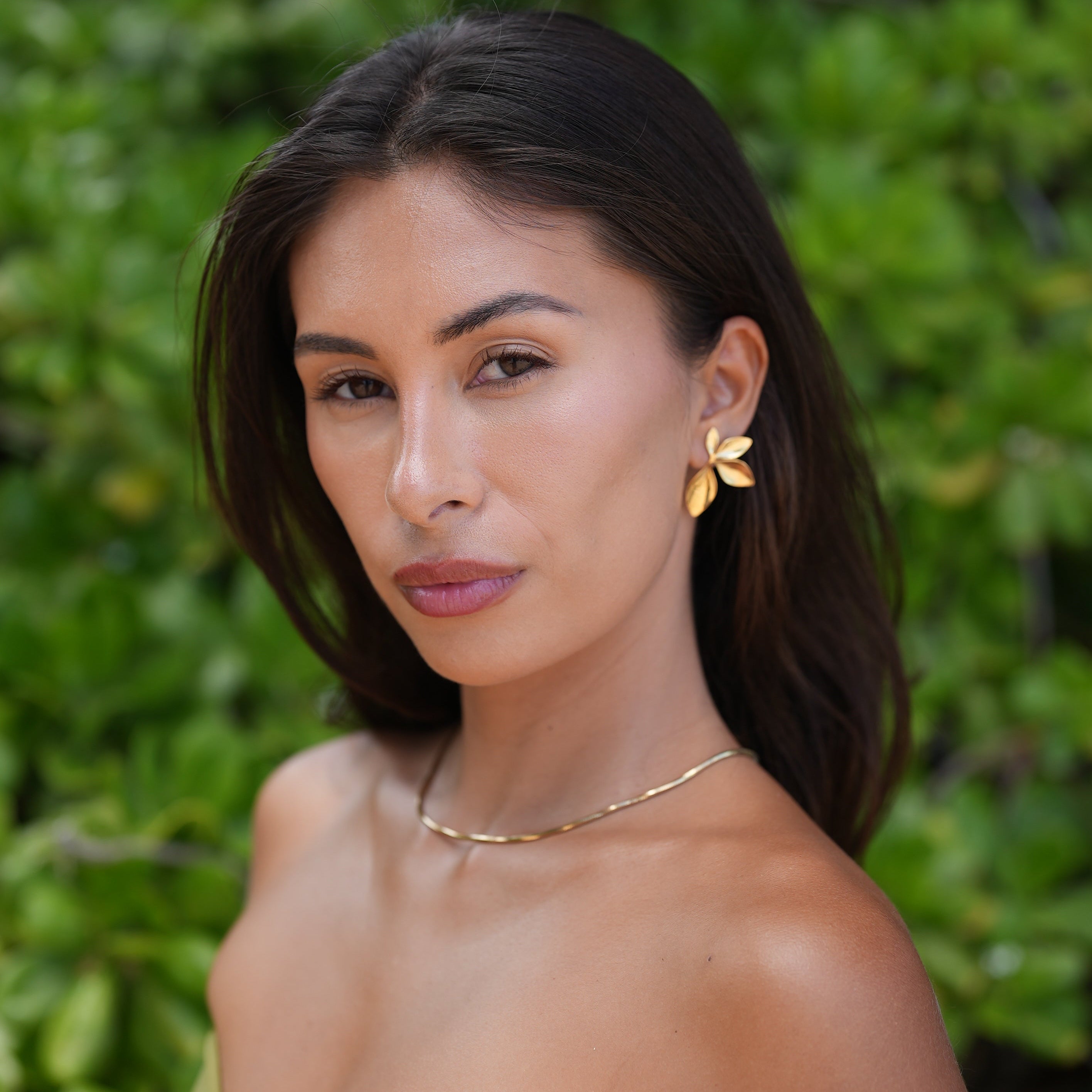 Tereza – Elegant Gold Necklace with Round Accent