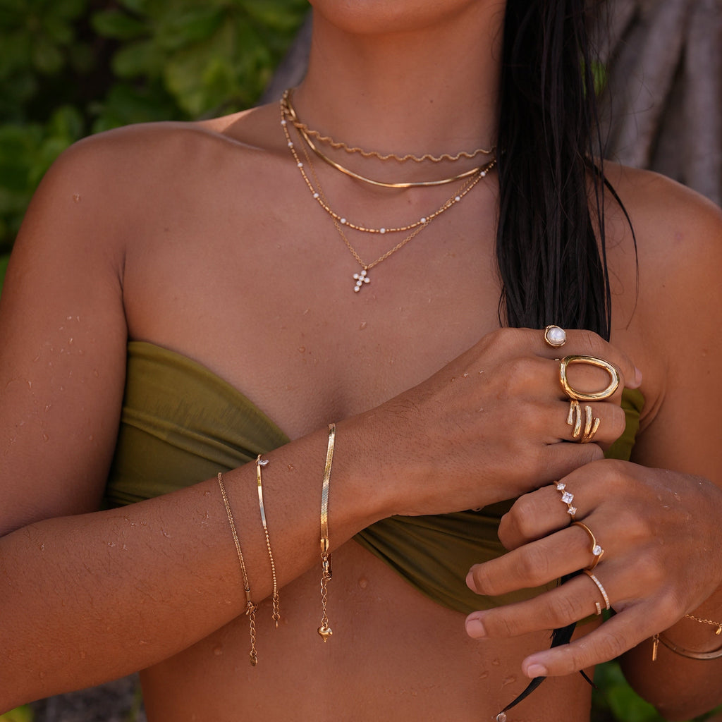Tereza – Elegant Gold Necklace with Round Accent