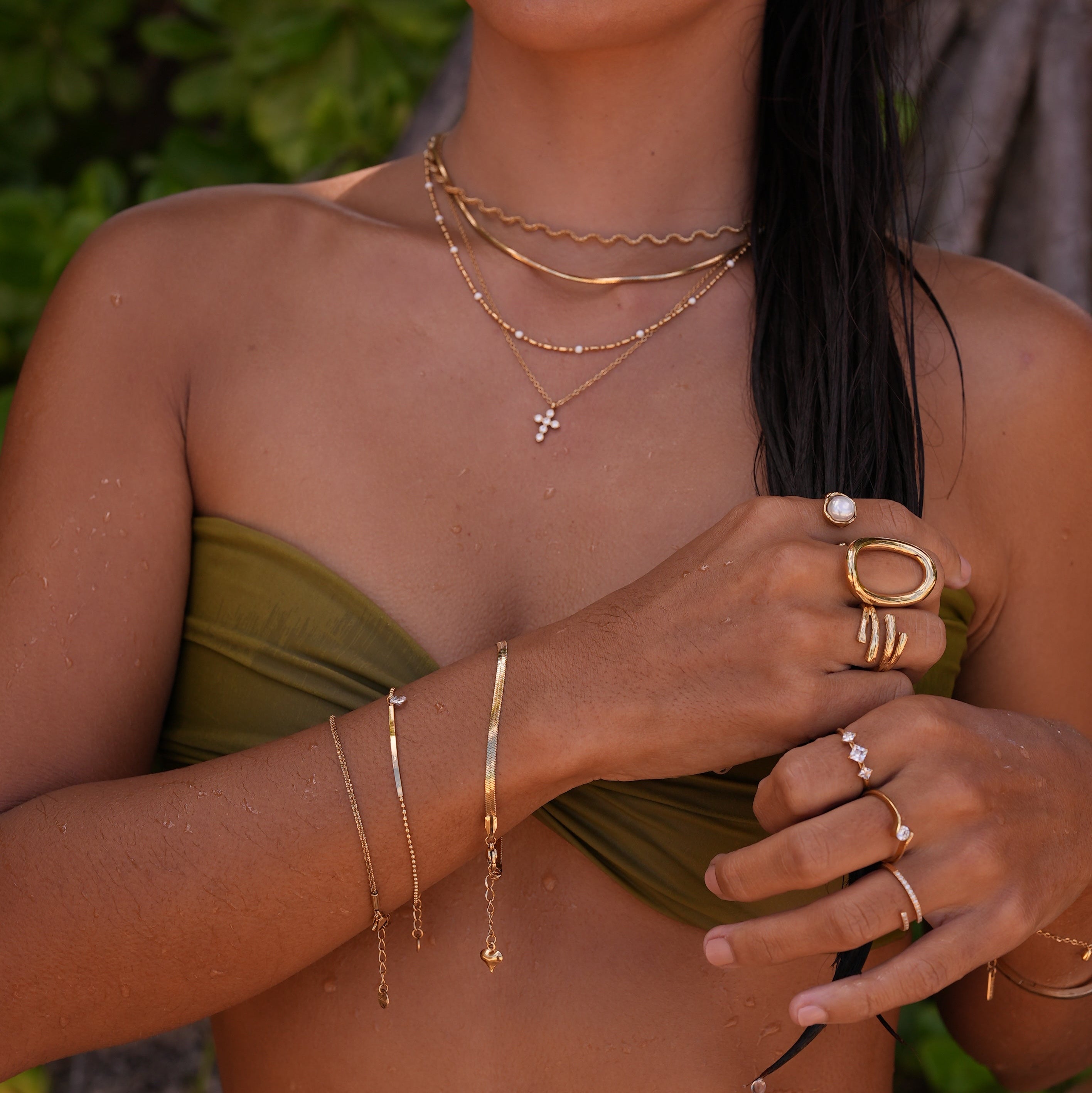 Tereza – Elegant Gold Necklace with Round Accent