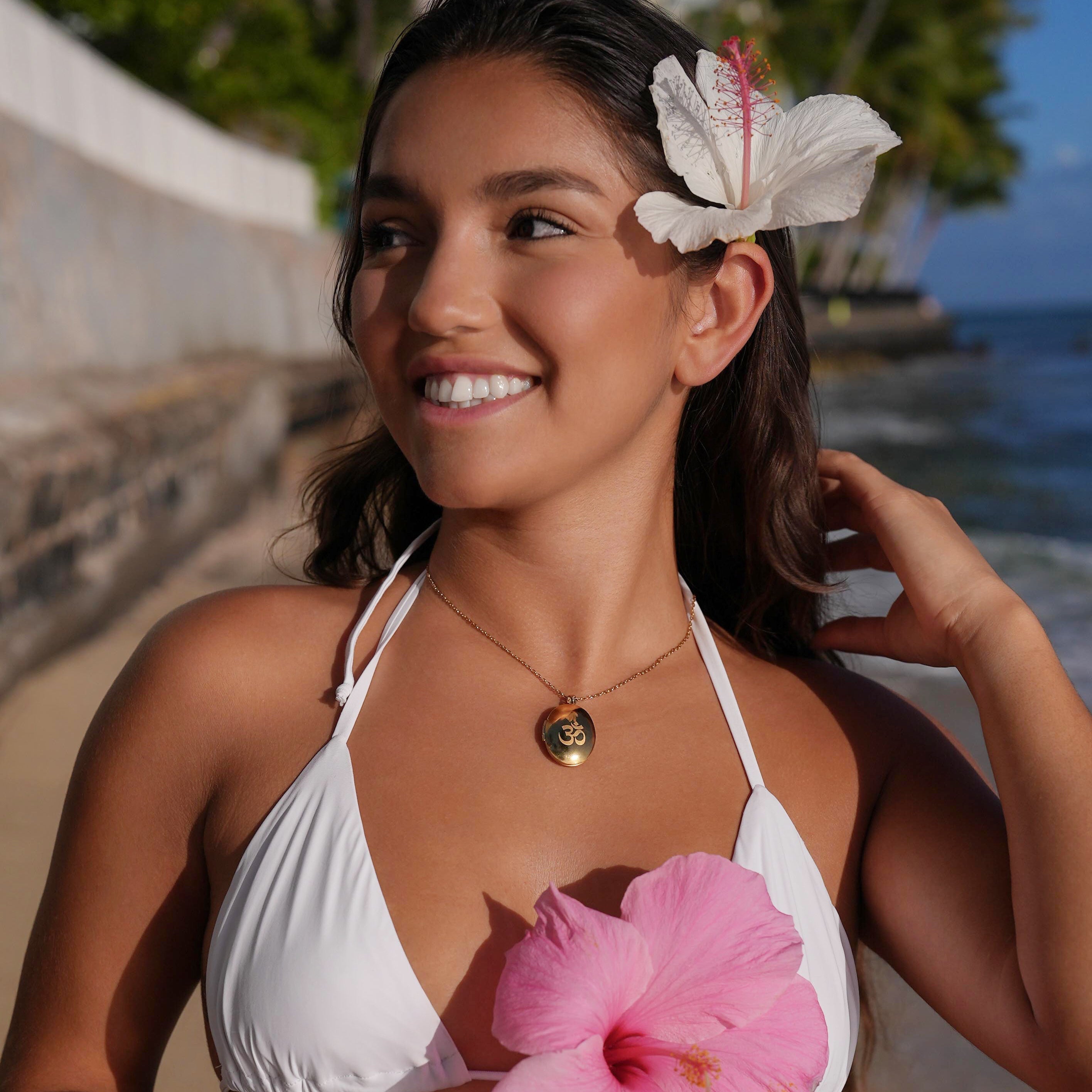 Alena – Elegant Gold Necklace with Floral Detail