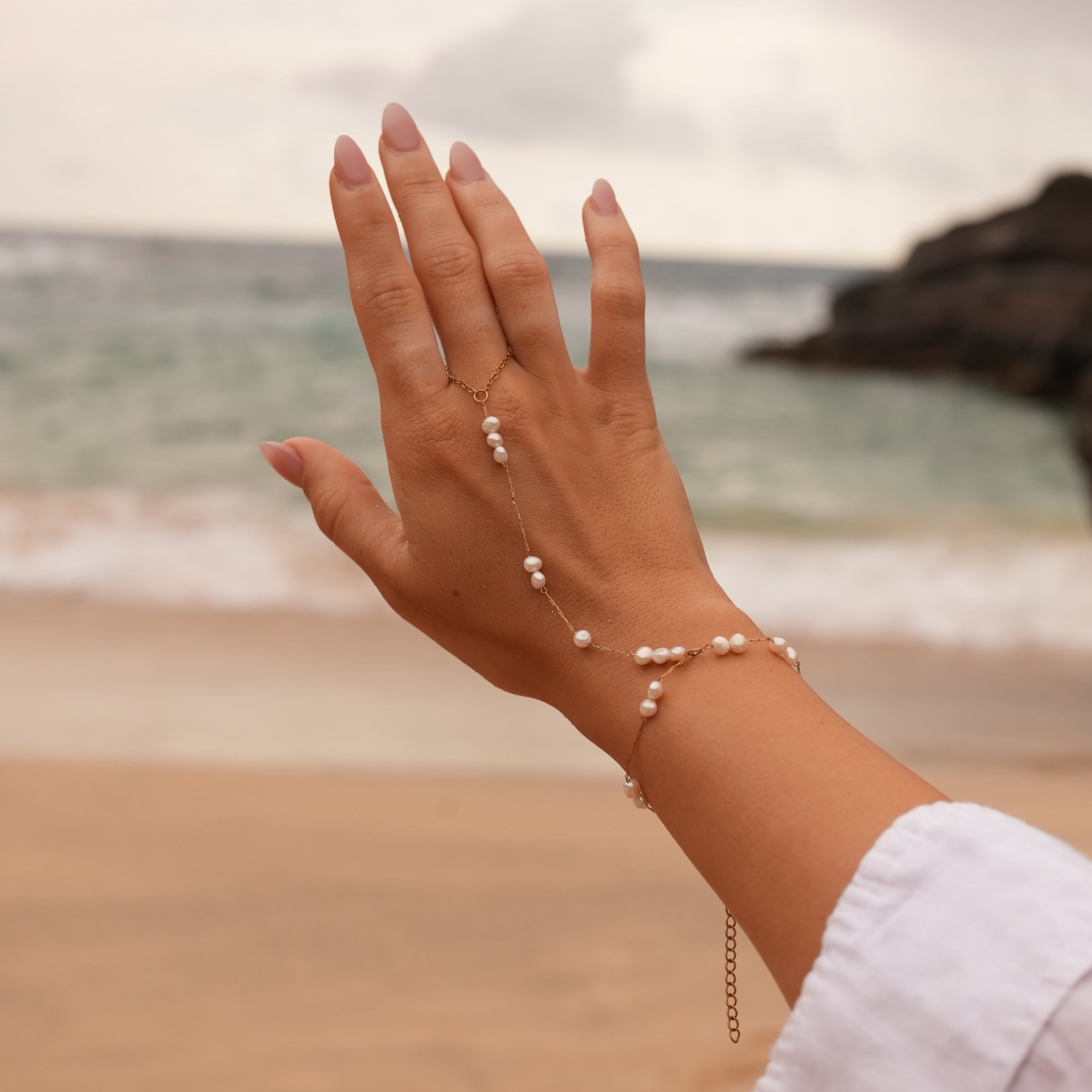 Nora – Elegant Gold Chain with Round Pendant