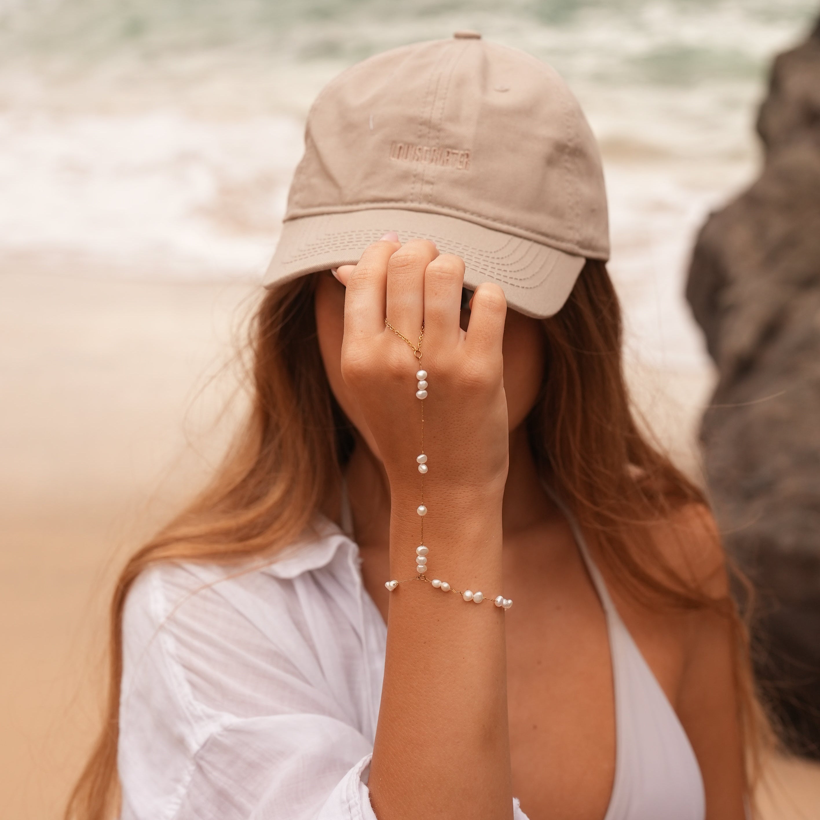 Nora – Elegant Gold Chain with Round Pendant