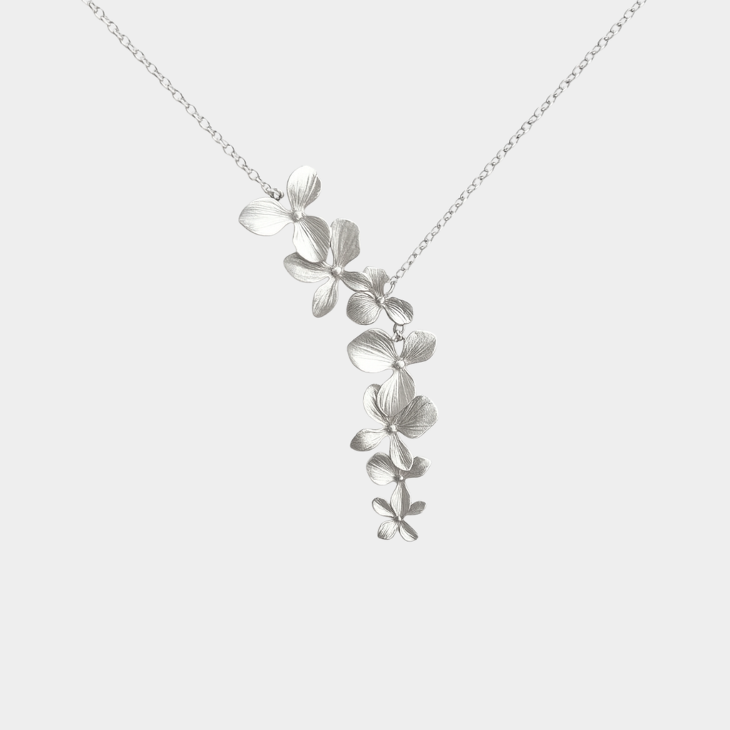 Stefanie – Elegant Gold Necklace with Subtle Circular Design