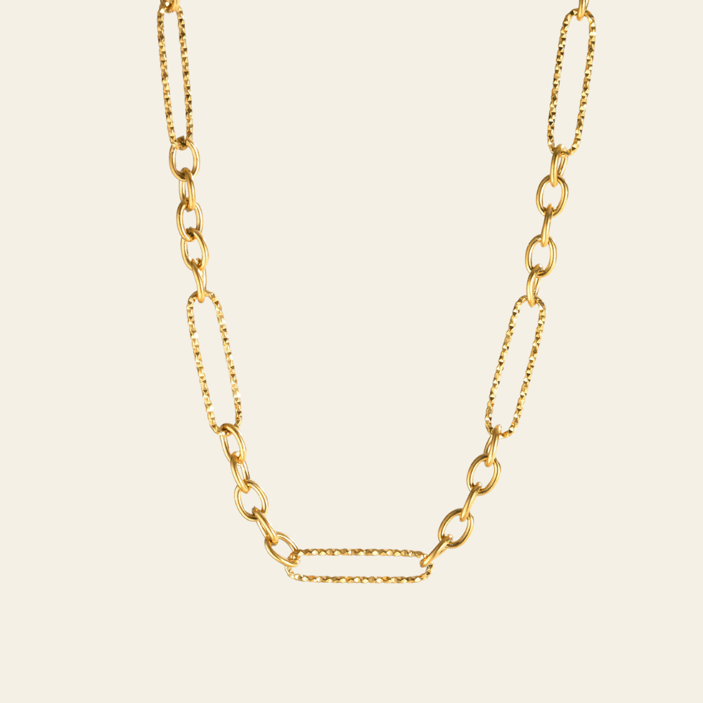 Johanka – Sleek Golden Chain with a Defined Design