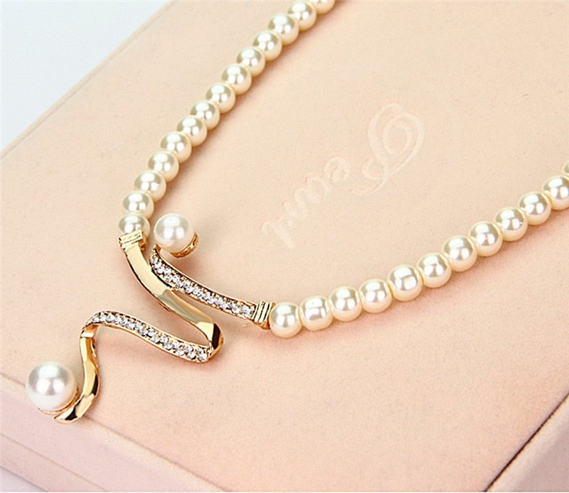 Fabienne – Elegant Natural Pearl Necklace and Earring Set