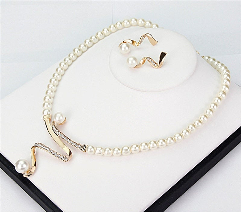 Susanne – Natural Pearl Necklace and Earring Set