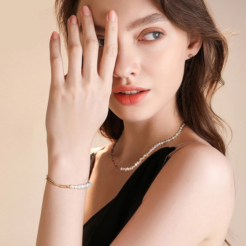 Livia – Elegant Gold Necklace with a Mesh Design