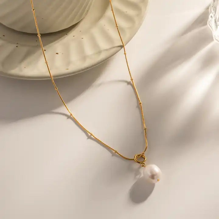 Pavlina – Elegant Gold Necklace Featuring a Pearl Pendant