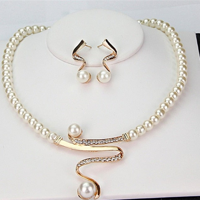 Susanne – Natural Pearl Necklace and Earring Set