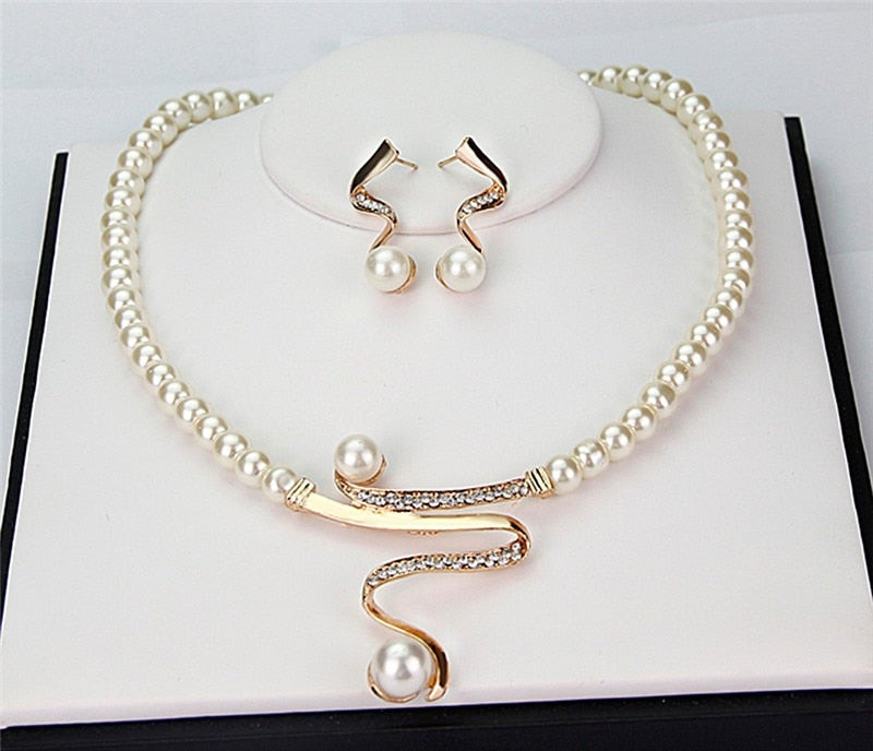 Susanne – Natural Pearl Necklace and Earring Set