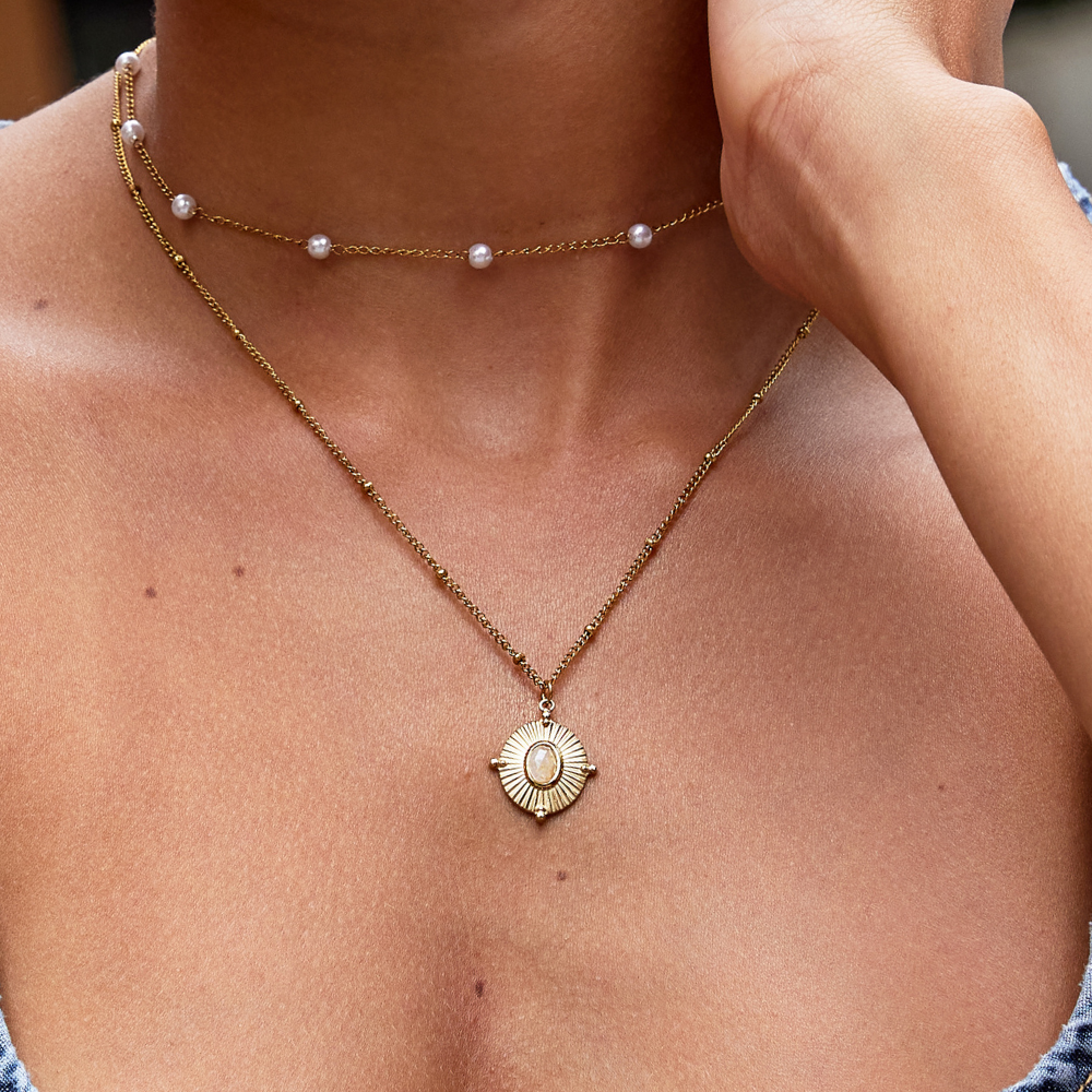 Juliane – Elegant Gold Necklace with Subtle Circular Accent