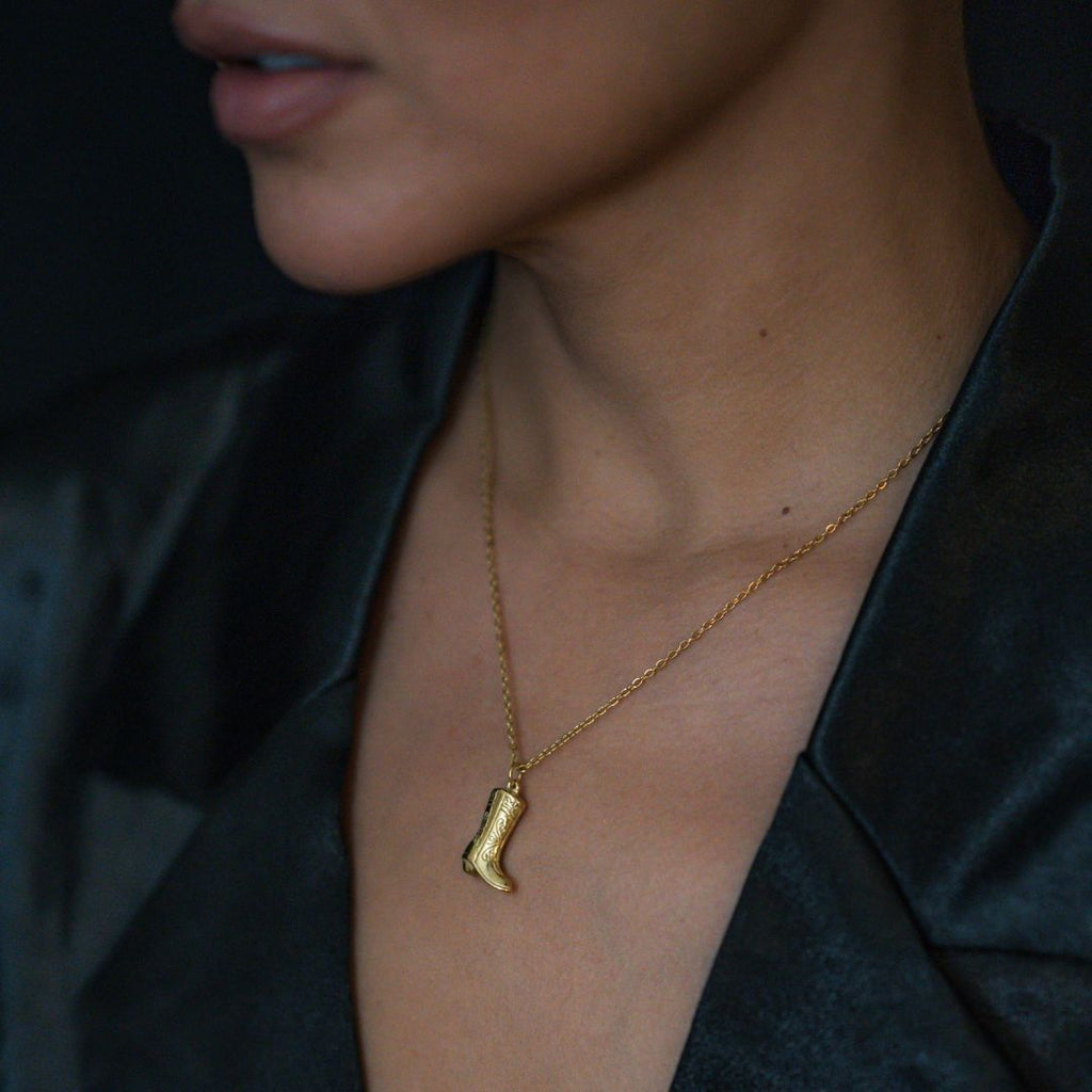 Johana – Elegant Necklace Adorned with Golden Pendants
