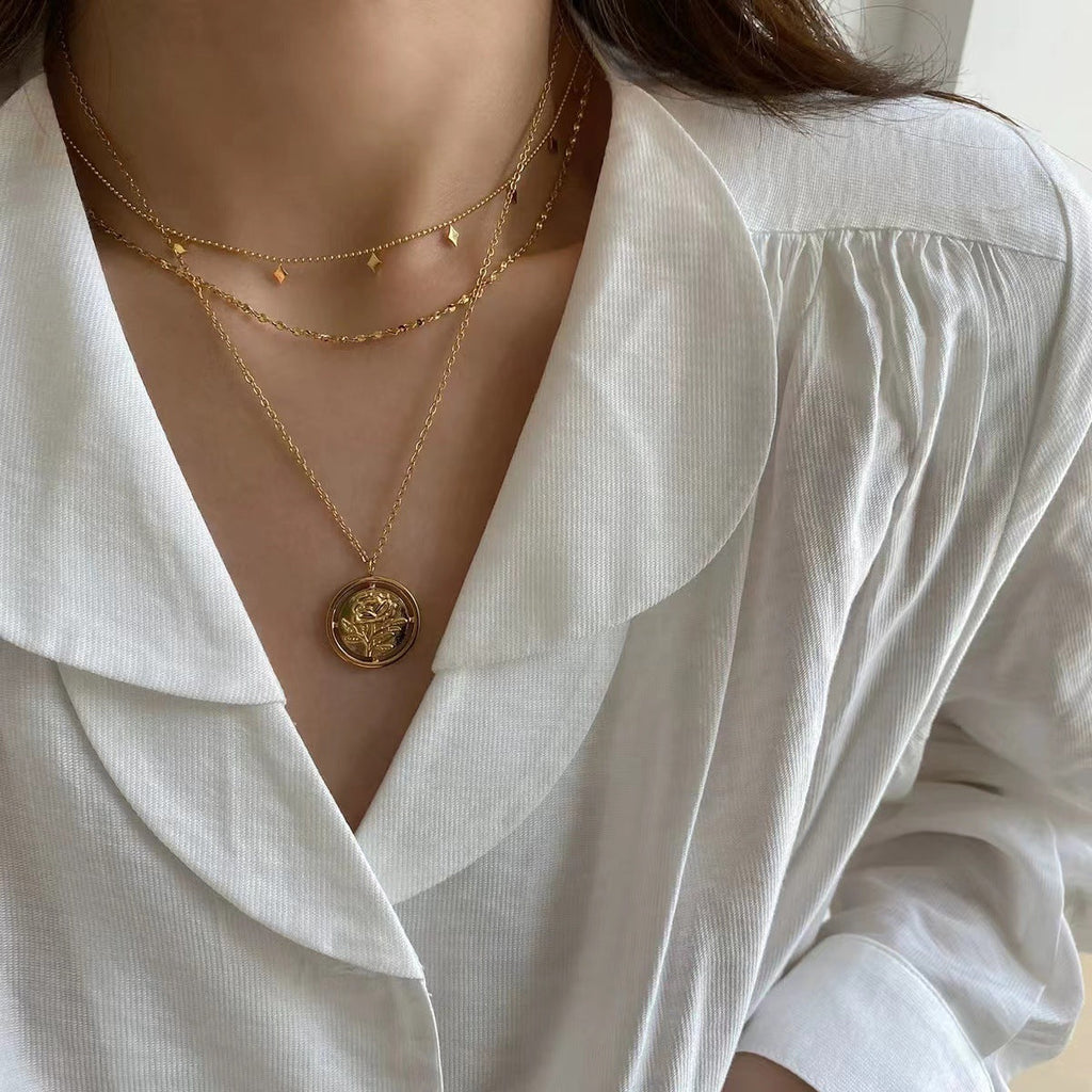 Helena – Elegant Gold Necklace with Subtle Geometric Pendant