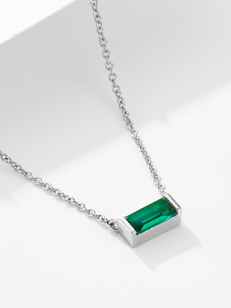 Livia – Silver Necklace Featuring a Delicate Pendant