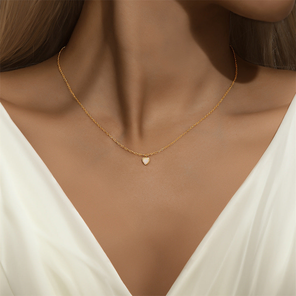 Helena – Elegant Silver Chain Featuring a Petite Heart Pendant