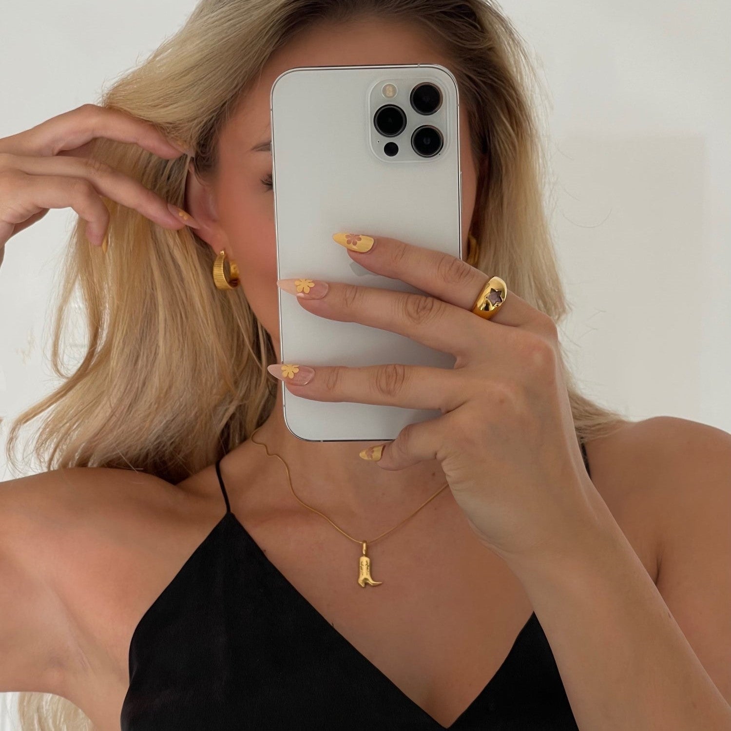 Johana – Elegant Necklace Adorned with Golden Pendants