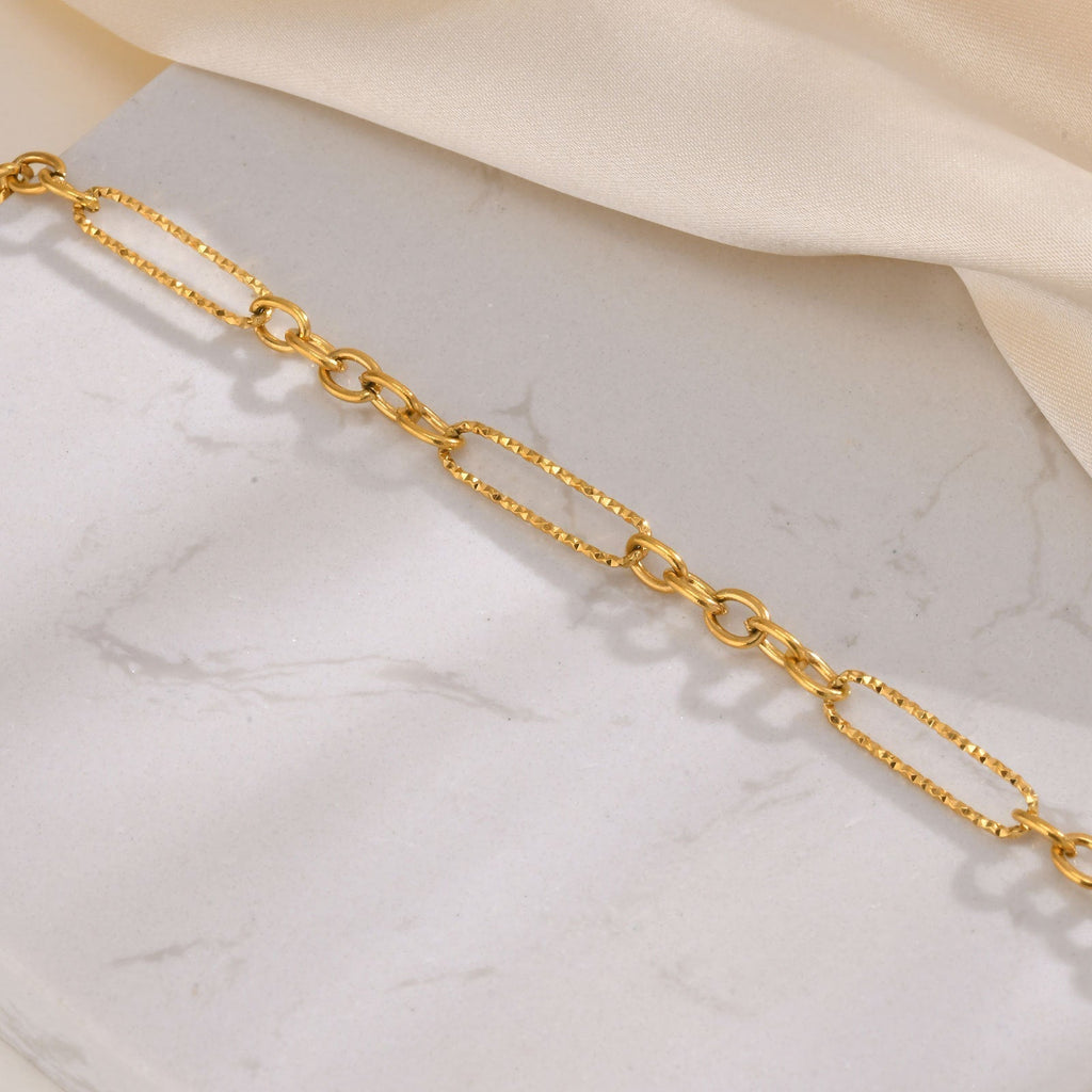 Johanka – Sleek Golden Chain with a Defined Design