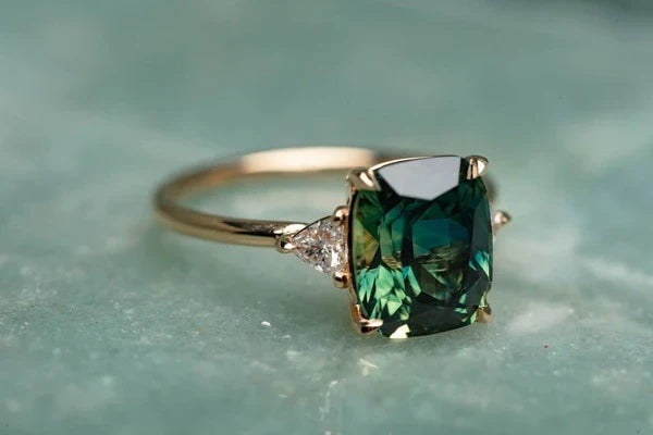 Retro-Style Gold Ring with Green Gemstone