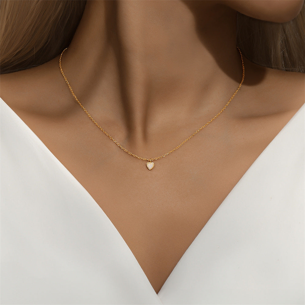 Helena – Elegant Silver Chain Featuring a Petite Heart Pendant