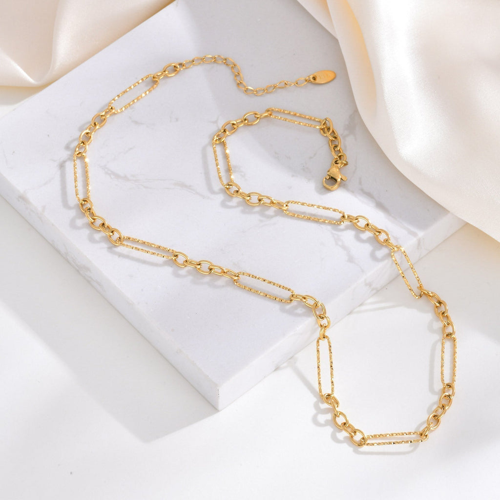 Johanka – Sleek Golden Chain with a Defined Design