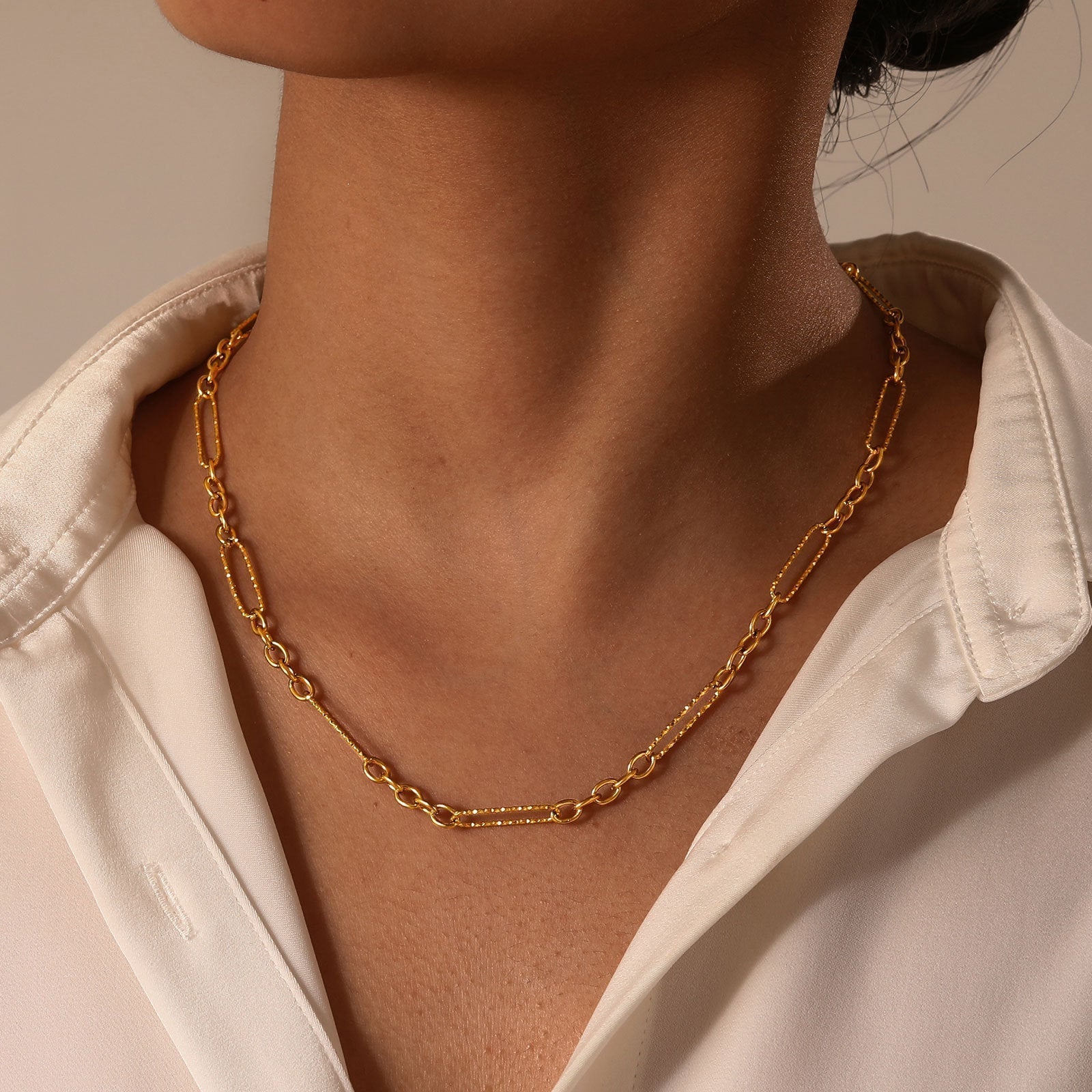 Johanka – Sleek Golden Chain with a Defined Design