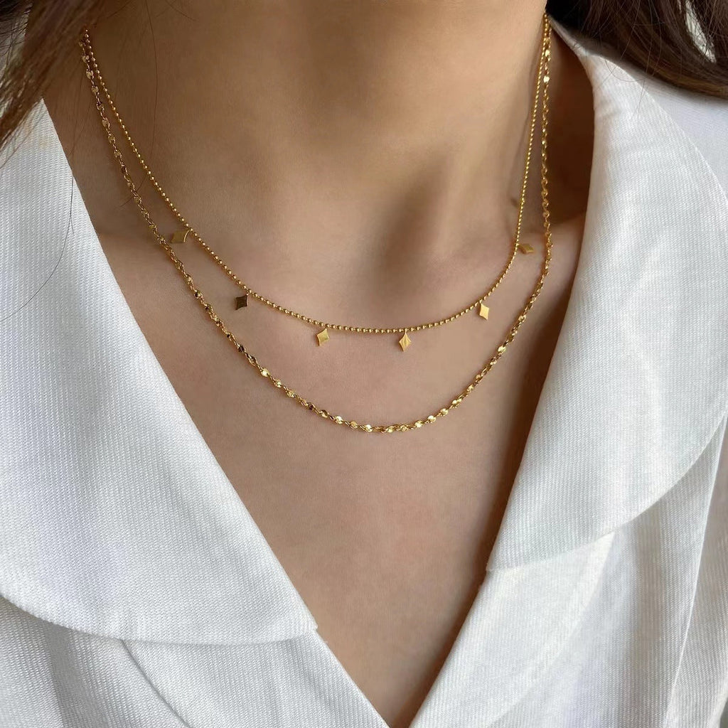 Helena – Elegant Gold Necklace with Subtle Geometric Pendant