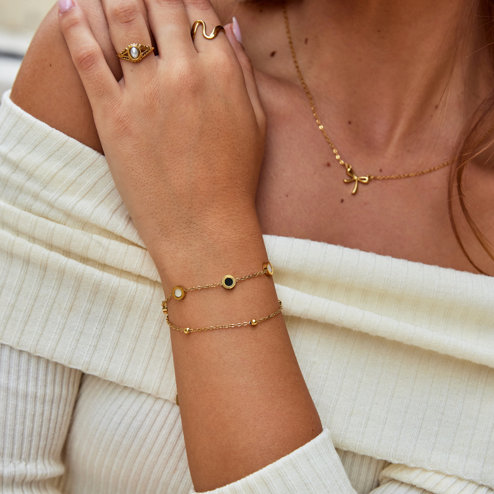 Carla – Elegant Gold Bracelet Featuring Contrasting Round Accents