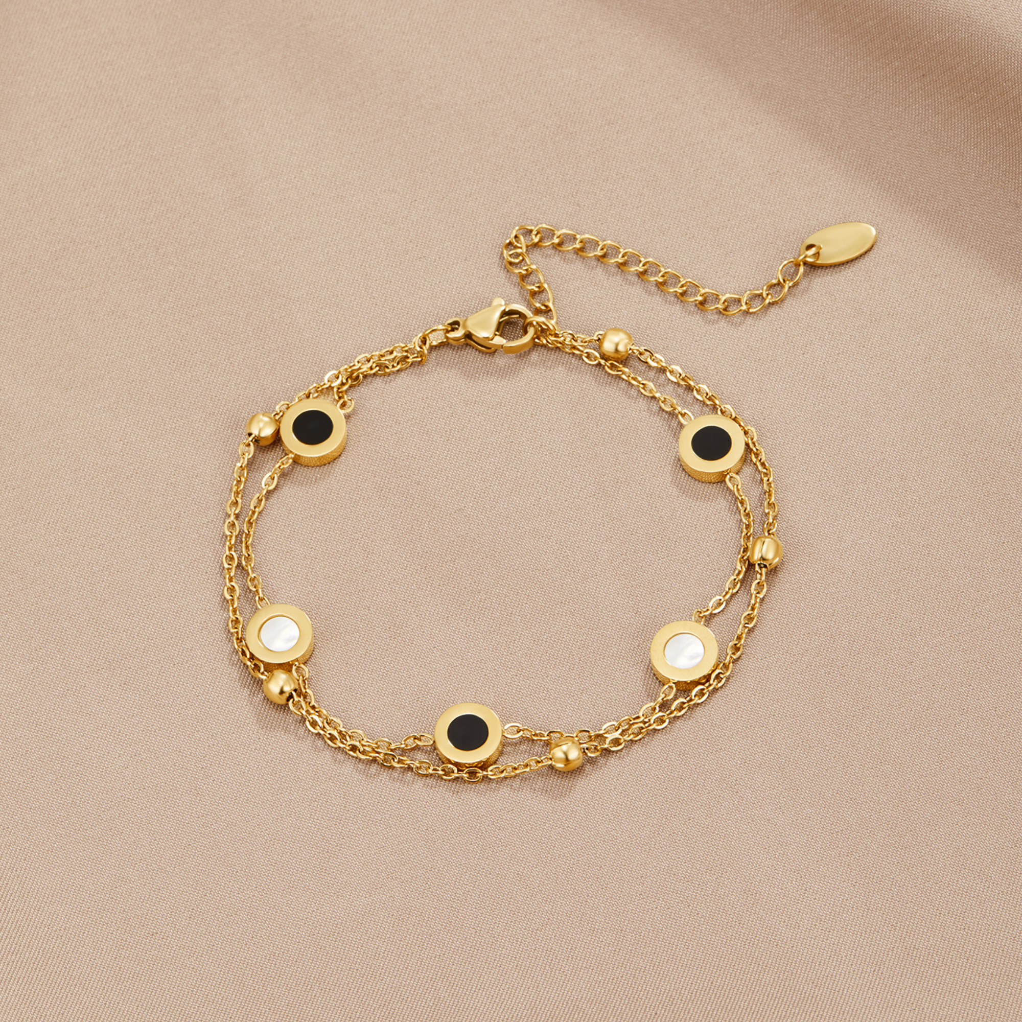 Carla – Elegant Gold Bracelet Featuring Contrasting Round Accents