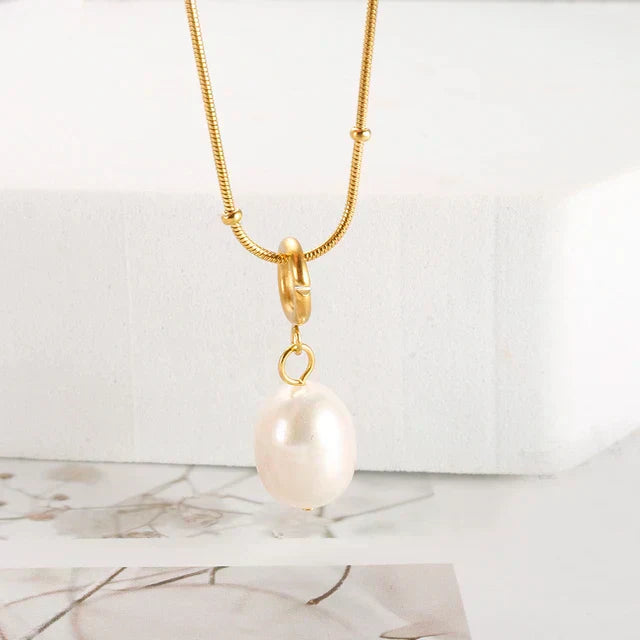 Pavlina – Elegant Gold Necklace Featuring a Pearl Pendant