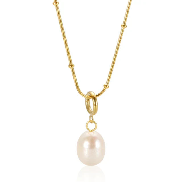 Pavlina – Elegant Gold Necklace Featuring a Pearl Pendant