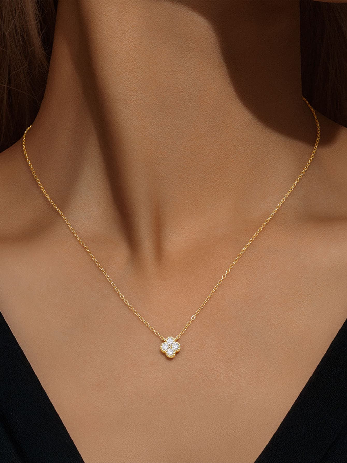 Eva – Elegant Silver Necklace Adorned with a Delicate Gemstone