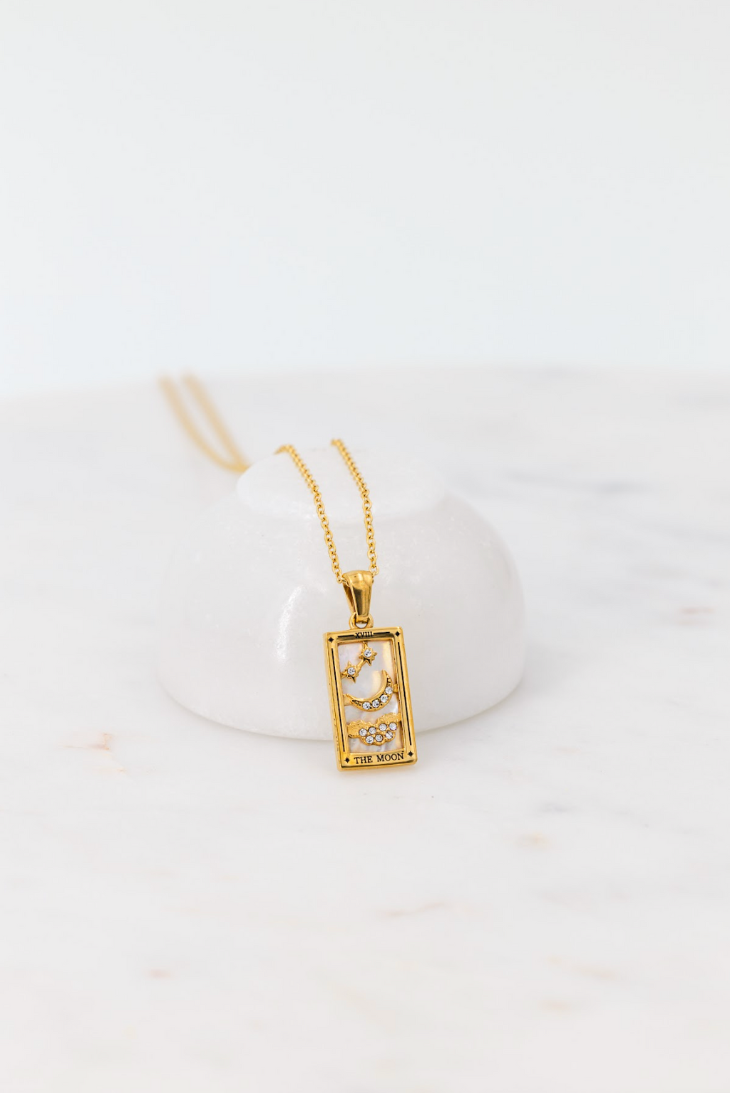 Sabina – Elegant Gold Necklace with Subtle Pendant
