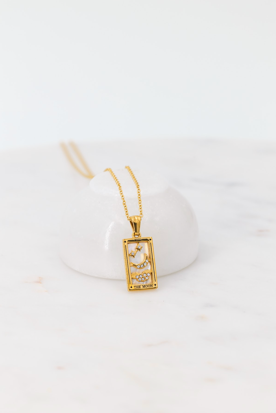 Sabina – Elegant Gold Necklace with Subtle Pendant