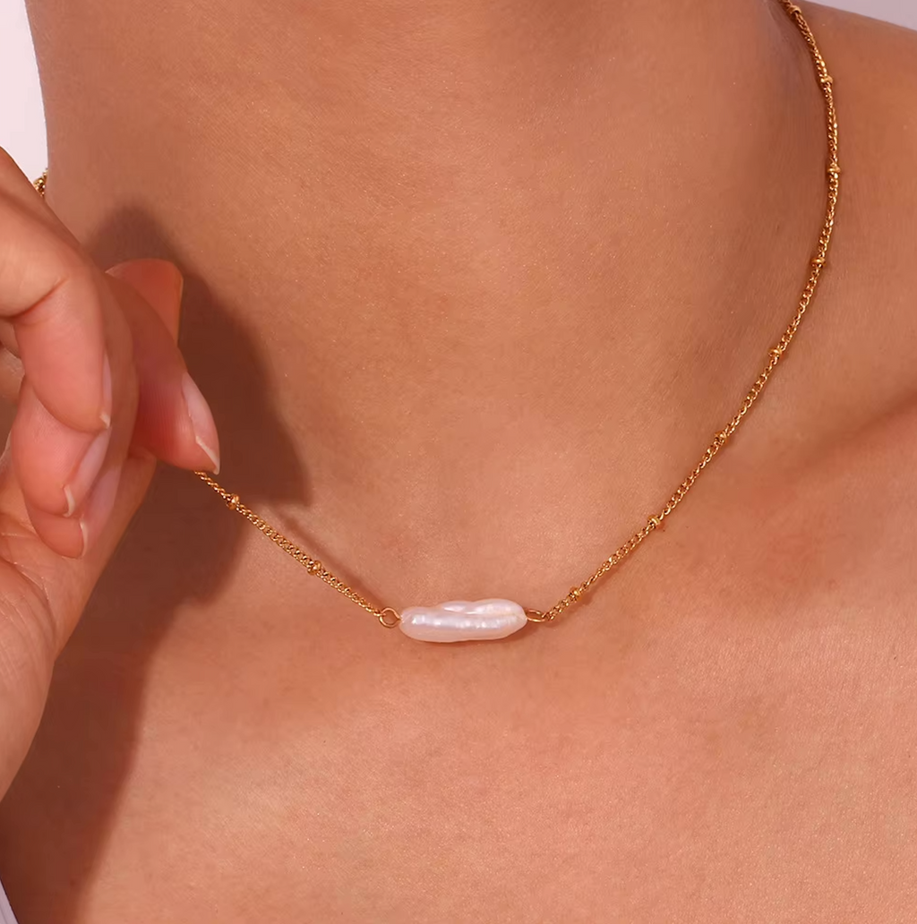 Isabela – Gold Necklace Featuring a Rectangular Pendant