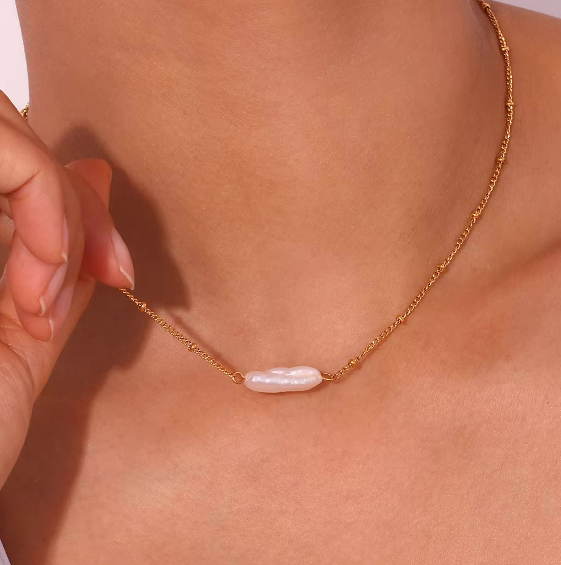 Isabela – Gold Necklace Featuring a Rectangular Pendant