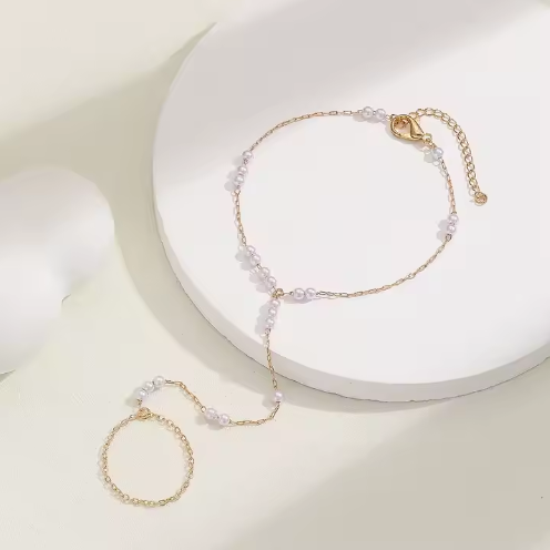 Nora – Elegant Gold Chain with Round Pendant