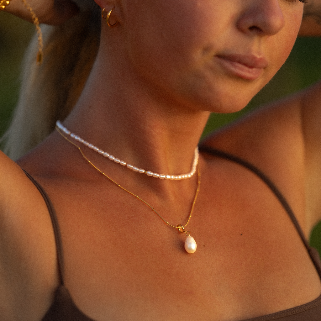 Pavlina – Elegant Gold Necklace Featuring a Pearl Pendant